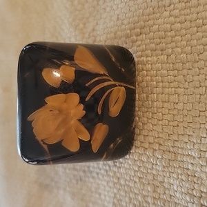 Brown Lucite Ring Embedded White Flowers Floral Design Vintage 1960's Size 10